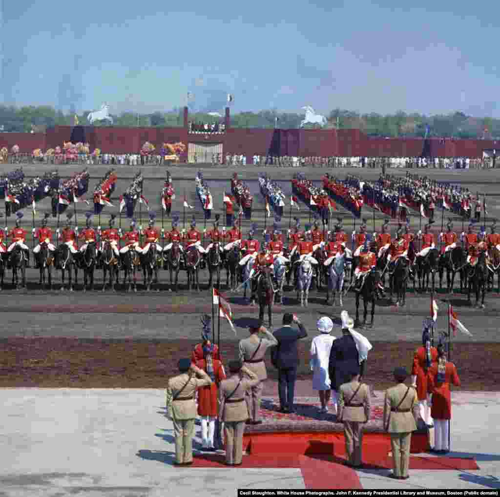Первая леди, одетая в белое, наблюдает за парадом всадников и гвардейцев в Лахоре в первый день визита в Пакистан. &nbsp;&nbsp;&nbsp;&nbsp;