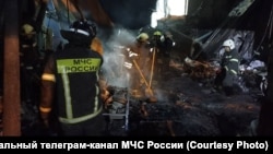 Спасатели разбирают завалы после взрыва на заводе "Эластик", 16 августа 2025 года