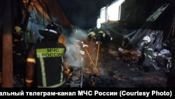 Ресейдің Рязань облысындағы "Эластик" зауытында жарылыс болған жерде жүрген құтқарушылар. Ресейдің Төтенше жағдайлар министрлігінің
баспасөз қызметі таратқан сурет.