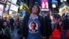 Марта Гунэс з Гандурасу сочыць за падлікам галасоў на Times Square