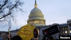 Protestatari demonstrează la Capitoliu împotriva planului republcianilor de a reforma impozitele, Washington 30 noiembrie 2017