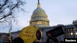 Демонстранти надвор од американскиот Капитол протестираат против републиканскиот даночен план