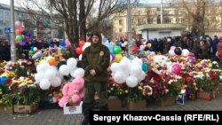 Цветы и игрушки возле сгоревшего ТЦ "Зимняя вишня" в Кемерове (архивное фото)