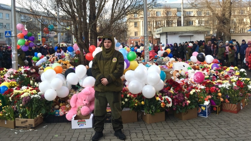 В Кемерове вспоминают погибших при пожаре в торговом центре «Зимняя вишня»