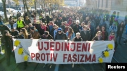 Demonstranti nose transparent sa porukom "Ujedinjeni protiv fašizma", tokom protesta protiv, kako kažu, sve češće upotrebe ekstremno desničarskih simbola i retorike u Hrvatskoj, Zagreb, 30. novembra 2025.