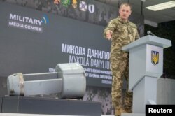 Colonelul Nikolai Daniliuk arată un focos ratat care imită o parte nucleară a unei rachete de croazieră strategică Kh-55SM, care a fost folosită de trupele rusești în timpul unui recent atac cu rachete, 1 decembrie 2022.