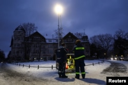 Працівники THW (Technisches Hilfswerk, Федеральне агентство з технічної допомоги) встановлюють освітлення за допомогою генератора, Берлін, 4 січня 2026 року