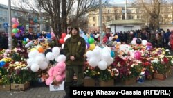 Цветы и игрушки возле сгоревшего ТЦ «Зимняя вишня» в Кемерове. Архивное фото.
