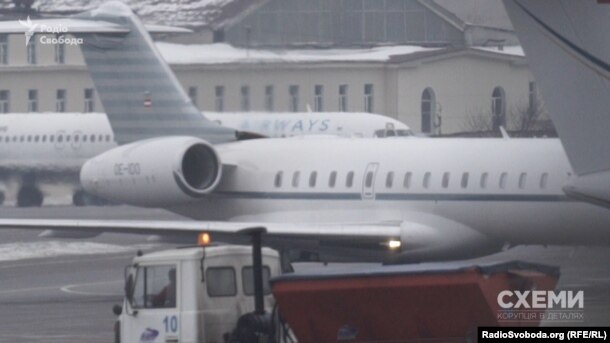 Літак Bombardier Global Express 6000 заходить на посадку в аеропорту «Київ»