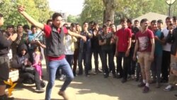 Zvuci đemba i ples u izbegličkom parku