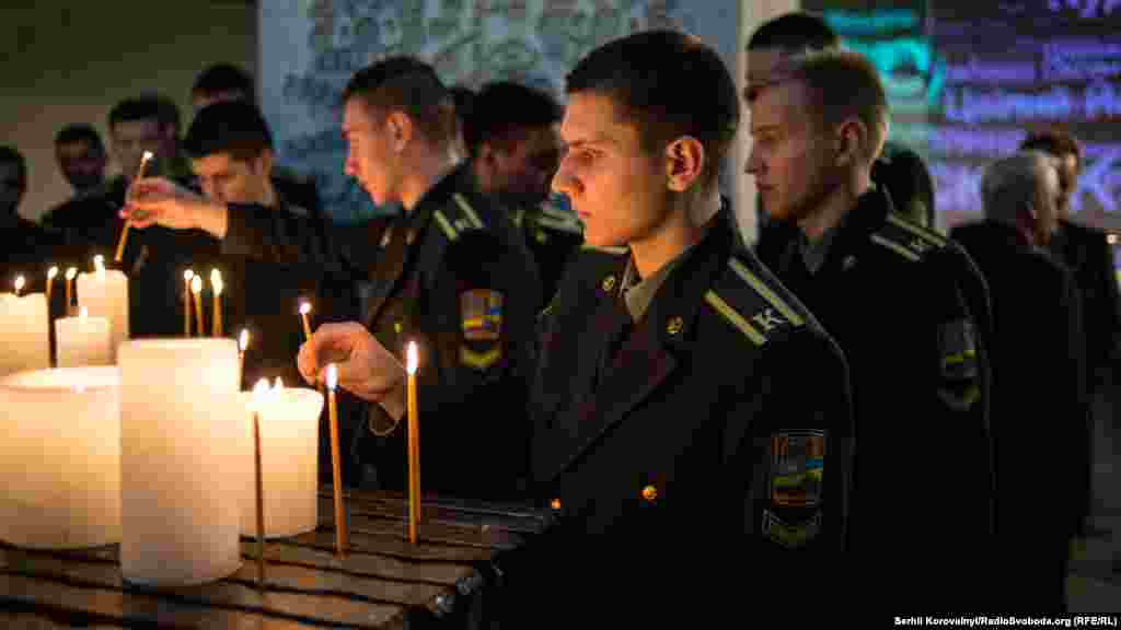 Курсанти Національної академії Служби безпеки України та всі учасники вечора покладають свічки та встановлюють їх на Вівтар пам’яті