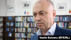 Valeriu Pasat dăruieşte cărţile sale bibliotecii „B.P. Hasdeu” 