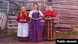 Крестьянские девушки, 1909 год. Автор фотографии Сергей Михайлович Прокудин-Горский