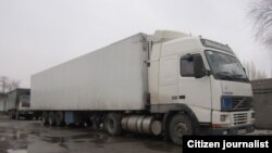 Грузовик, следующий с товаром из Узбекистана в соседний Кыргызстан. Иллюстративное фото.