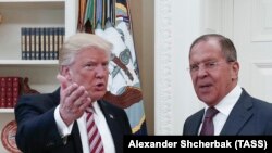 Președintele Donald Trump cu ministrul de externe rus, Serghei Lavrov în Biroul Oval la Casa Albă