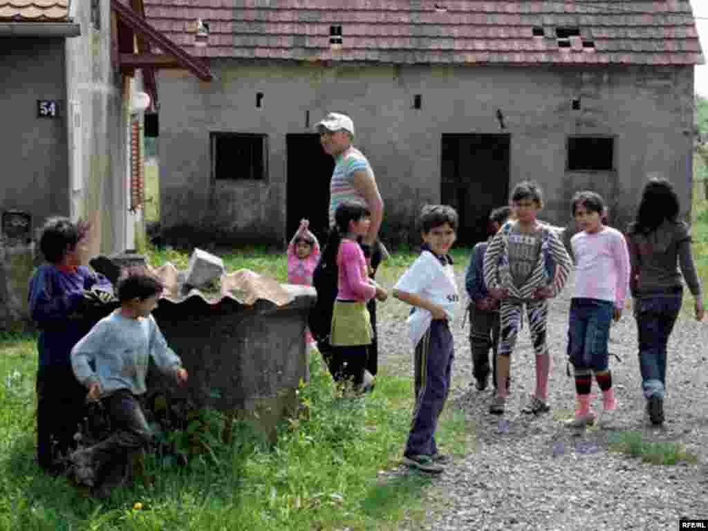 Djeca romske osnovne škole u Capračkim poljanama kraj Siska, 2009. Foto: zoomzg