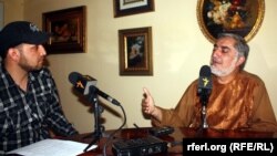 سید فتح محمد بها خبرنگار رادیو آزادی در جریان مصاحبهء اختصاصی با داکتر عبدالله عبدالله رهبر ایتلاف ملی افغانستان.