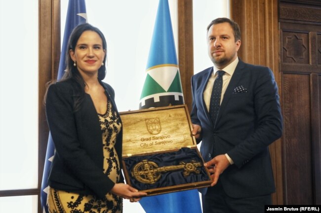 Prethodni gradonačelnik Sarajeva Abdulah Skaka predaje ključ grada svojoj nasljednici Benjamini Karić (8. april)