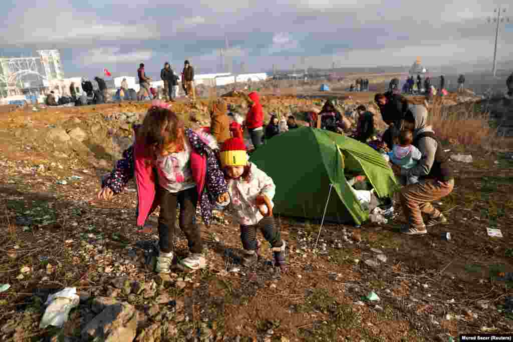 Дети-беженцы из Сирии на КПП Ипсала на границе Турции и Греции, 2 марта 2020 года. На фоне эскалации конфликта в Сирии турецкие СМИ сообщают, что на турецкой границе с Грецией и Болгарией собрались сотни мигрантов. Ранее высокопоставленный представитель турецких властей заявил, что Анкара приняла решение &quot;не останавливать сирийских беженцев на пути в Европу&quot;.&nbsp; &nbsp;
