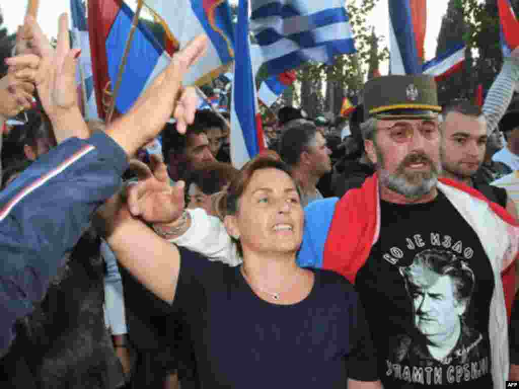 Protesta në Podgoricë në kundërshtim të njohjes që Mali i Zi i bëri shtetësisë së Kosovës, 13 tetor 2008. - MONTENEGRO, Podgorica : Pro-Serb Montenegrin opposition supporters in Podgorica on October 13, 2008. Montenegrin police Monday used tear gas to disperse several hundred angry demonstrators at a mass rally against the government's decision to recognise Kosovo's independence. At least 22 people including 10 policemen were injured and admitted at Podgorica's emergency medical center.