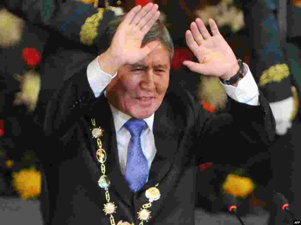Kirgizstan - Inauguracija predsjednika Almazbeka Atambajeva u Biškeku, 01.12.2011. Foto: AFP / Vjećeslav Oseledko 