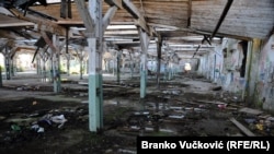 Oštećena krovna konstrukcija u Radionici starih mašina, jednoj od zgrada u okviru kulturno-istorijskog kompleksa Knežev arsenal u Kragujevcu
