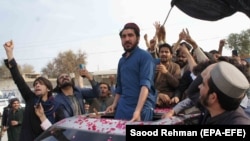 د پښتون ژغورنې غورځنګ غړي په ۲۰۲۰ز کال کې په ډېره اسماعيل خان کې د منظور پشتين تر خوشې کېدو وروسته شعارونه ورکوي ـ انځور له ارشيفه