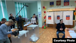 Андрей Чибис голосует на одном из участков в Мурманске