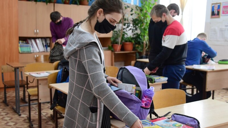 В Петербурге детям и подросткам запретили посещать кафе и ТЦ