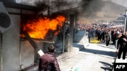 Protestuesit në Kalimash duke djegur kabinat e pagesës së taksës rrugore. 31 mars, 2018.