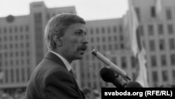 Барыс Гюнтэр на плошчы ў жніўні 1991. Фота Ул. Кармілкіна