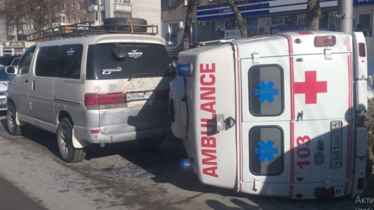 В Новосибирске из-за сугробов снега машина скорой помощи перевернулась, а  пожарные не смогли доехать до места пожара