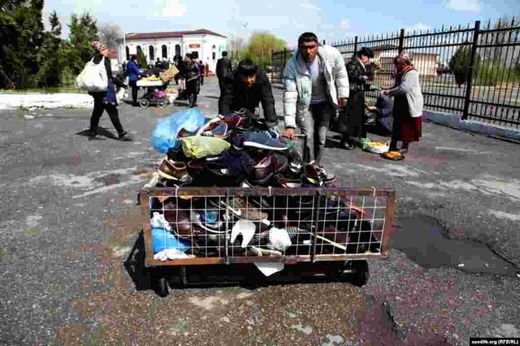 Uzbekistan - spring in Tashkent, businessmen are taking shoes to bazaar to sell