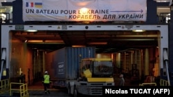 Контейнер з гуманітарною допомогою для України завантажується на корабель Aknoul в гавані Марселя на півдні Франції, 27 вересня 2022 року 