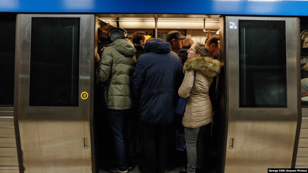 Calători la ora de vârf la stația de metrou Piața Victoriei din București.
