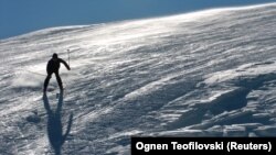 Një skitar në "Kodrën e Diellit" në Tetovë të Maqedonisë së Veriut. Fotografi nga arkivi.