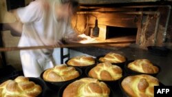 Козунаци, правени в традиционна пекарна в София. Снимката е от 2003 г.