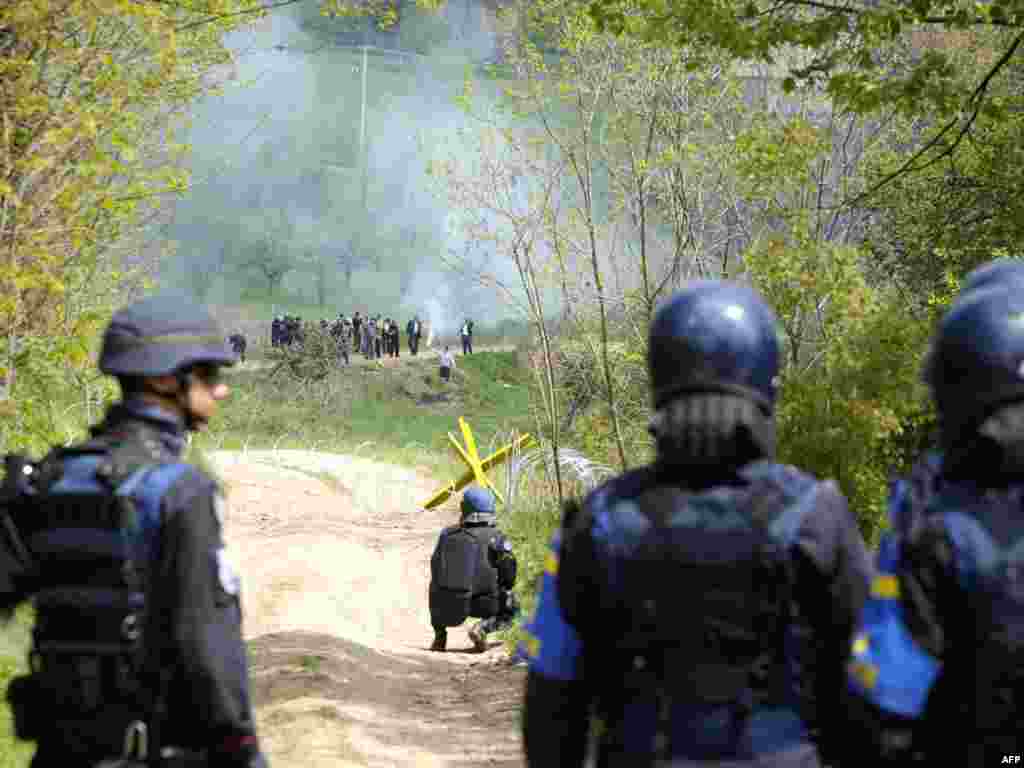 Kosovo - EULEX baca suzavac - U pokušaju protjeranih Albanaca da se vrate svojim kućama, na sjeveru Kosova, morala je intervenirati medjunarodna policija. Tamošnji gradjani srpske nacionalnosti, koji čine većinu, nisu dozvolili njihov povratak.