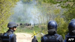 Policia e Kosovës dhe ajo e EULEX-it përdorin gaz lotsjellës për t'i shpërndarë protestuesit serbë në veri...