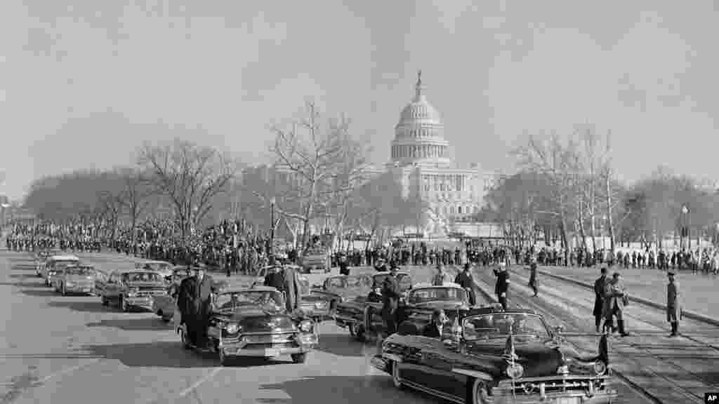 Kolona vozila predsjednika Johna F. Kennedyja (bez šešira u prvom automobilu) izlazi na Aveniju Pennsylvania nakon njegove inauguracije 20. januara 1961. godine. Kennedy je ubijen u novembru 1963. godine.