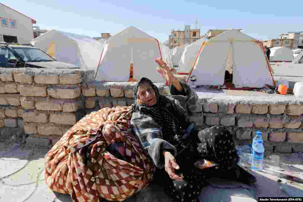 An elderly woman sits near tents erected for victims of the earthquake in the city of Sarpol-e Zahab in Iran&#39;s Kermanshah Province on November 14. (epa-EFE/Abedin Taherkenareh)