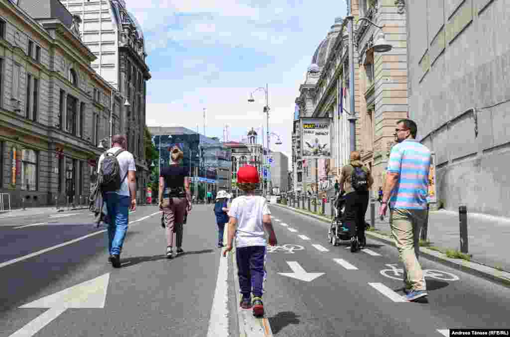 Un grup de oameni se plimbă pe Calea Victoriei din București, devenită zonă exclusiv pietonală&nbsp; &nbsp;în București.