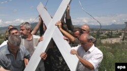 На пустыре в центре Цхинвала, где выделено место под строительство храма Русской православной церкви, прошел молебен