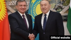Өзбекстан президенті Шавкат Мирзияев (сол жақта) және Қазақстан президенті Нұрсұлтан Назарбаев