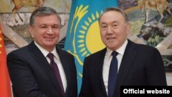 Президент Узбекистана Шавкат Мирзияев (слева) и президент Казахстана Нурсултан Назарбаев. Астана, 15 марта 2018 года.