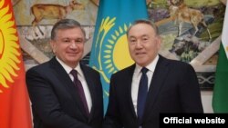 Президент Узбекистана Шавкат Мирзияев (слева) и президент Казахстана Нурсултан Назарбаев. Астана, 15 марта 2018 года.