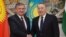 Өзбек президенти Шавкат Мирзиёев (солдо) жана казак лидери Нурсултан Назарбаев Астанадагы саммитте, 15-март 2018-жыл.