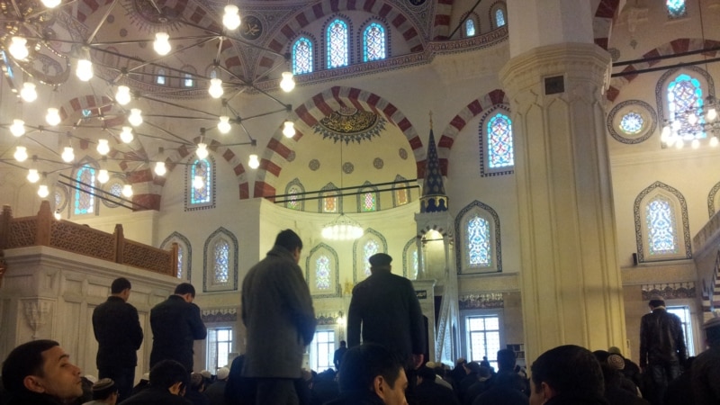 Türkmenistanda köpelýän’ öýsüz adamlar sowukdan goranmak üçin metjitlere, gonamçylyklara, wokzallara barýar