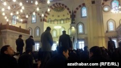 Aşgabadyň Ärtogrul Gazy metjidine baran adamlar.