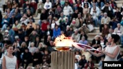 Pamje nga ceremonia e pranim - dorëzimit të Flakës Olimpike nga Greqia në Rusi